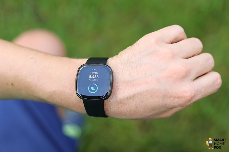 Man sieht den Aktivitätstracker auf der Fitbit Versa 4.
